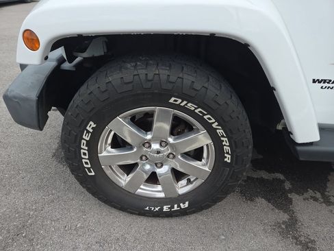 Used 2017 Jeep Wrangler Unlimited Sahara AWD/4WD image 7