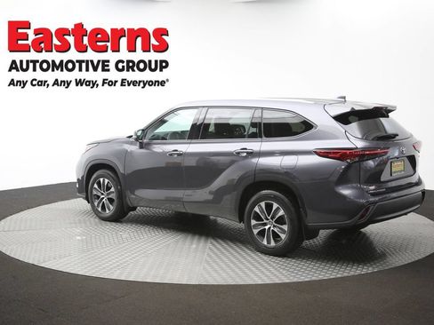 Used 2022 Toyota Highlander XLE AWD/4WD image 65