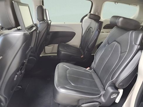 Used 2017 Chrysler Pacifica Limited w/ UConnect Theater Package image 21