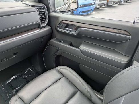 Used 2025 GMC Sierra 1500 SLT RWD image 17