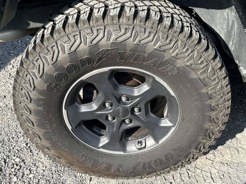 Used 2017 Jeep Wrangler Unlimited Sahara AWD/4WD image 6