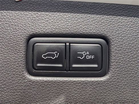 Used 2024 Kia Carnival EX image 11