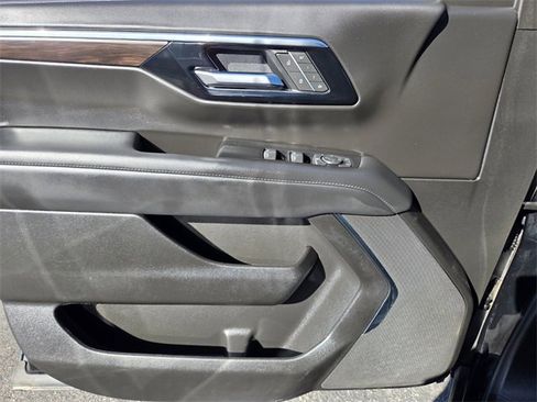 Used 2025 Chevrolet Suburban Z71 image 19