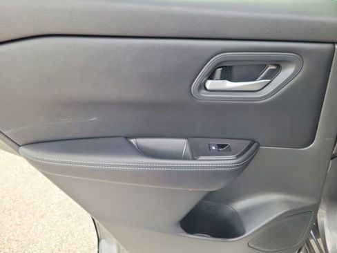 Certified 2025 Nissan Rogue SV FWD image 16