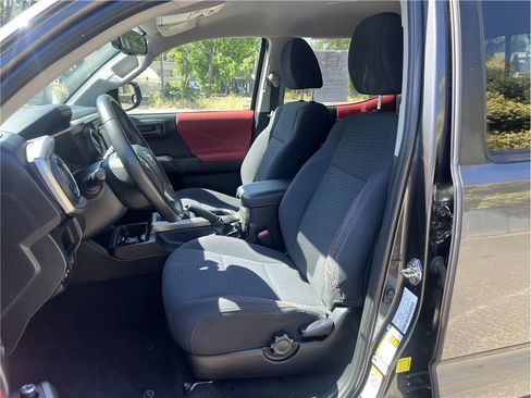 Used 2018 Toyota Tacoma SR5 RWD image 14