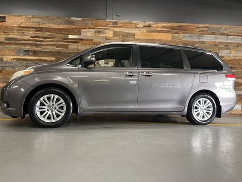 Used 2013 Toyota Sienna XLE w/ Entertainment Pkg FWD image 16