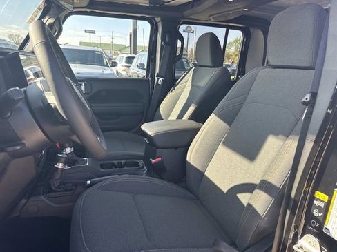 Used 2025 Jeep Gladiator Sport image 18