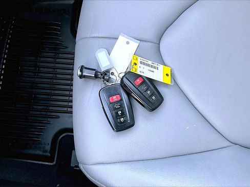 Used 2022 Toyota Highlander XLE image 32