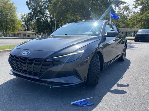 Used 2023 Hyundai Elantra SEL w/ Preferred Accessory Package image 3