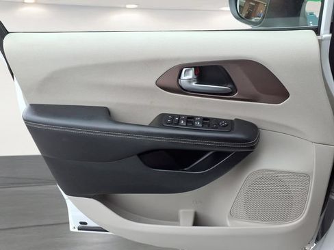 Used 2024 Chrysler Voyager LX FWD image 13