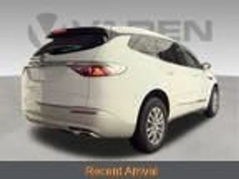 Used 2023 Buick Enclave Essence FWD image 2