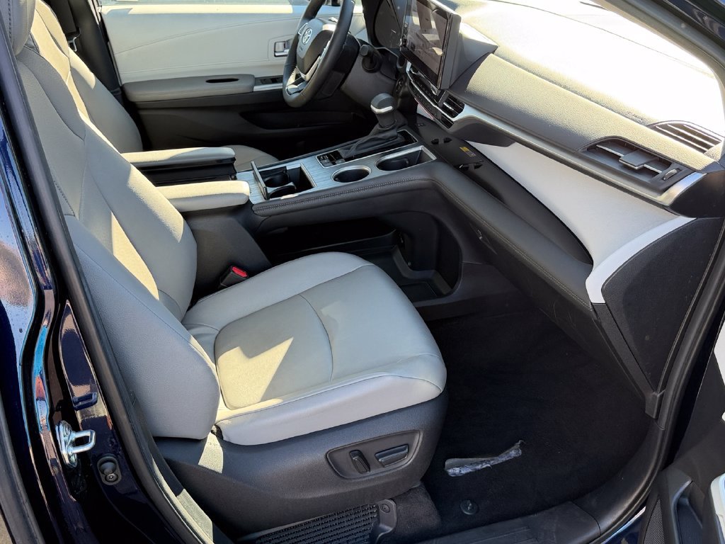 Used 2026 Toyota Sienna XLE FWD image 24