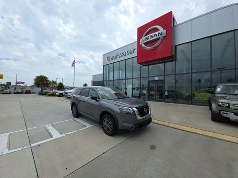 Used 2023 Nissan Pathfinder S FWD image 1