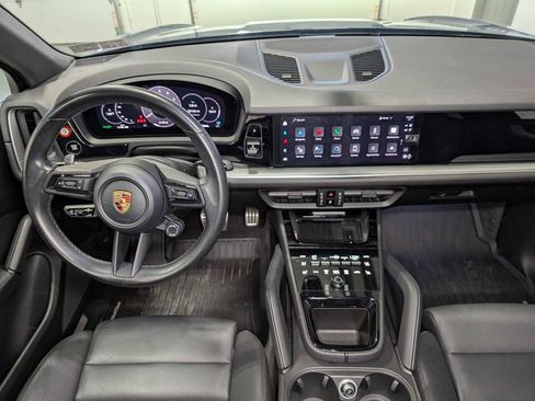 Used 2024 Porsche Cayenne S image 15
