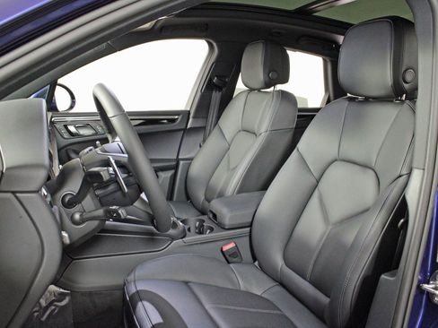 Certified 2025 Porsche Macan image 5