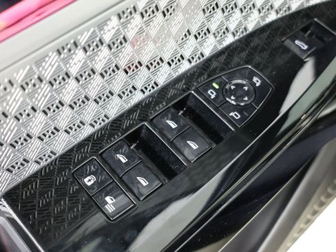 Used 2023 BMW 760i xDrive image 21