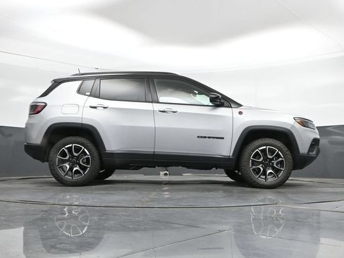 Used 2025 Jeep Compass Trailhawk w/ Trailer Tow Group AWD/4WD image 42