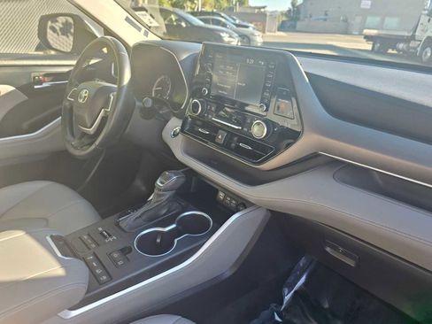 Used 2022 Toyota Highlander XLE image 12