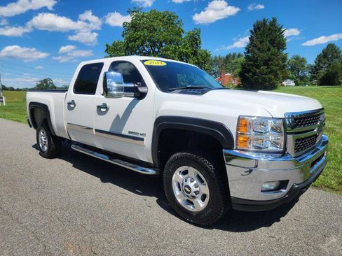 Used 2011 Chevrolet Silverado 2500 LT w/ Interior Plus Package AWD/4WD image 4