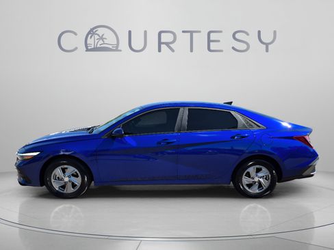 Used 2025 Hyundai Elantra SE FWD image 2