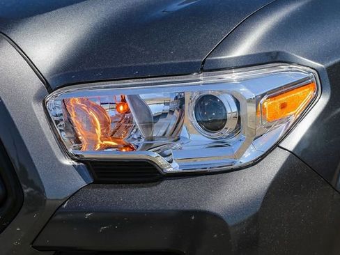 Used 2022 Toyota Tacoma SR AWD/4WD image 8