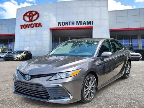 Used 2021 Toyota Camry XLE image 2