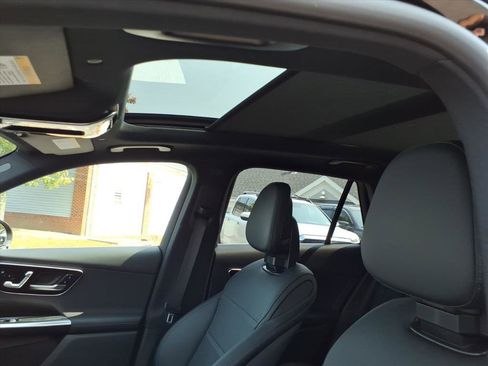 Used 2025 Mercedes-Benz GLC 300 4MATIC image 11