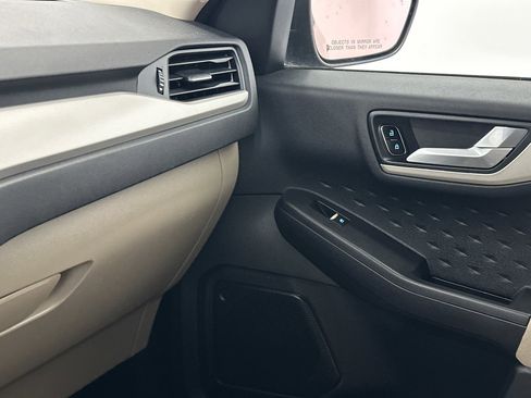 Used 2020 Ford Escape SE image 29