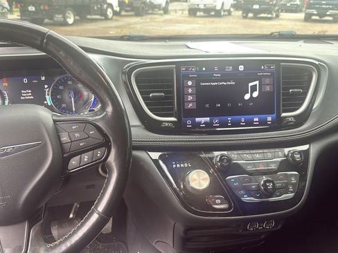 Used 2021 Chrysler Pacifica Touring-L w/ Premium & Safety Sphere Group image 17