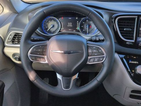 Used 2024 Chrysler Pacifica Touring-L FWD image 18