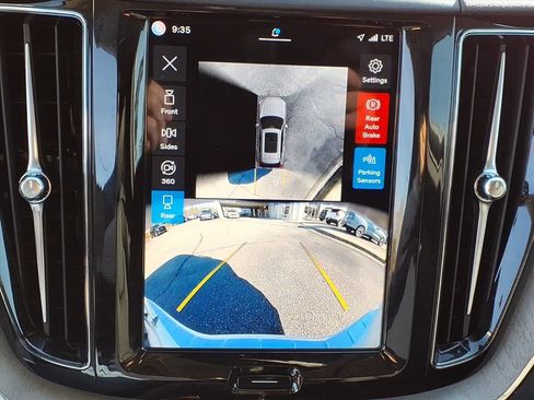 Used 2025 Volvo XC60 B5 Plus image 21