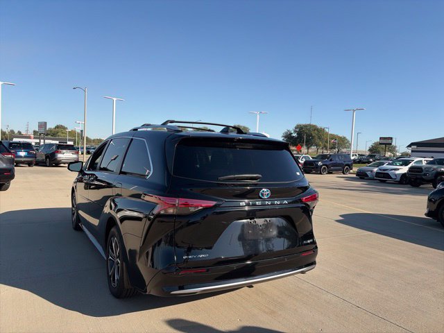 Used 2025 Toyota Sienna Platinum AWD/4WD image 5