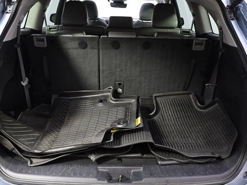 Used 2021 Toyota Highlander XLE AWD/4WD image 19