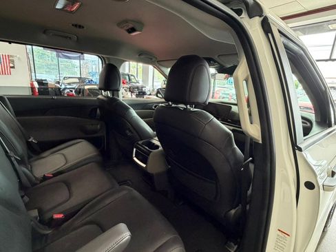 Used 2025 Kia Carnival EX FWD image 36