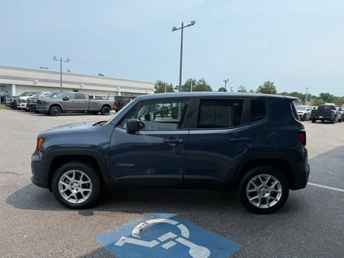 Used 2023 Jeep Renegade Latitude AWD/4WD image 19