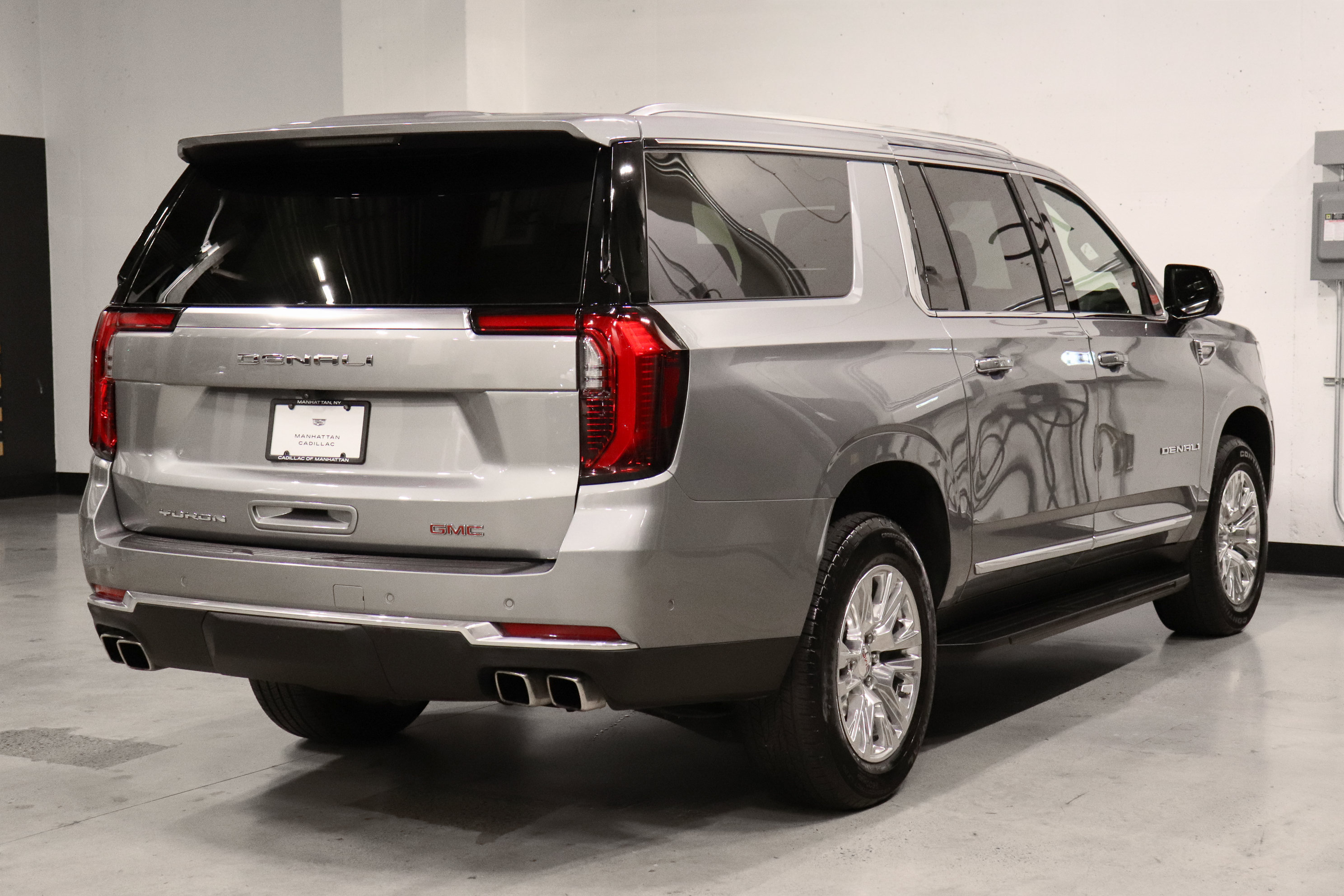 Used 2025 GMC Yukon XL Denali AWD/4WD image 5