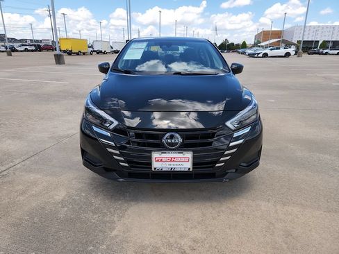 Used 2025 Nissan Versa SV FWD image 11