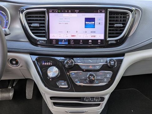 Used 2023 Chrysler Pacifica Touring-L FWD image 21