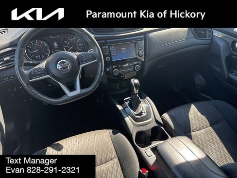 Used 2017 Nissan Rogue SV w/ Sun & Sound Touring Package FWD image 16