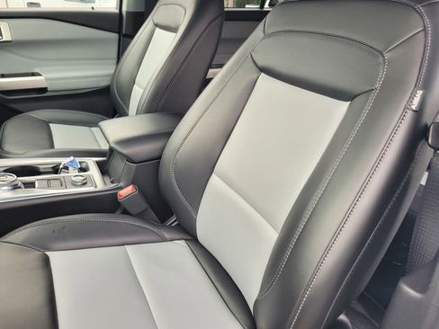 Certified 2022 Ford Explorer XLT w/ Equipment Group 202A image 11