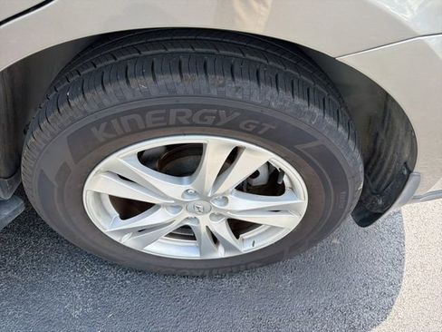 Used 2012 Hyundai Santa Fe SE w/ Premium Pkg 3 FWD image 3