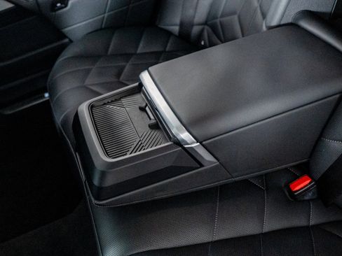 Used 2024 BMW 760i xDrive w/ Executive Package image 33