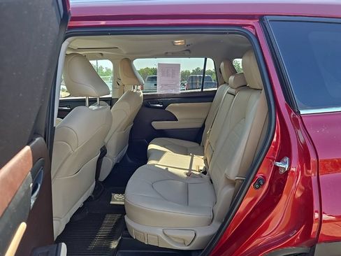 Used 2021 Toyota Highlander XLE AWD/4WD image 9