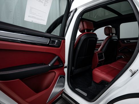 Certified 2022 Porsche Cayenne Platinum Edition image 22