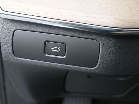 New 2026 Volvo XC90 B6 Plus w/ Protection Package Premier AWD/4WD image 16