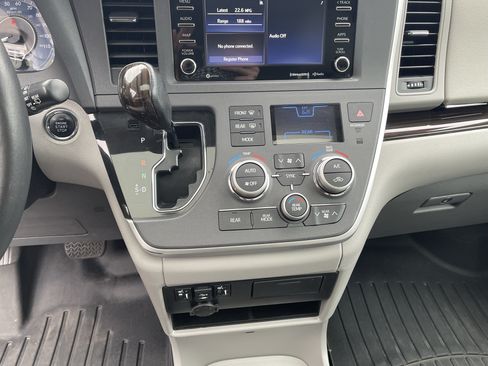 Certified 2020 Toyota Sienna XLE FWD image 24