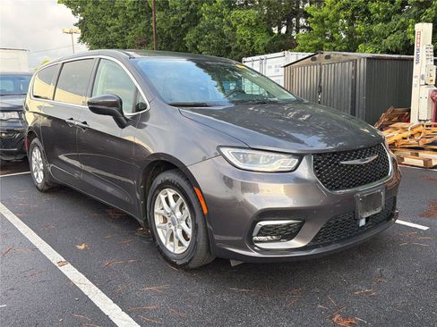 Used 2023 Chrysler Pacifica Touring-L FWD image 3