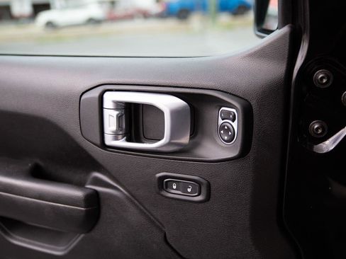 Used 2024 Jeep Wrangler Unlimited w/ Convenience Group AWD/4WD image 19