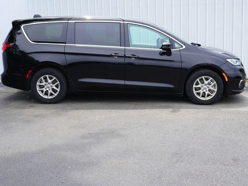 Used 2024 Chrysler Pacifica Touring-L FWD image 2