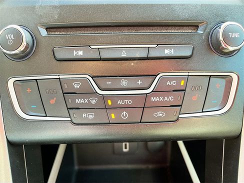 Used 2018 Ford Fusion SE w/ Fusion SE Technology Package image 16